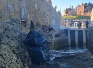 시드니와 뉴캐슬 사이 바다 속, 코카인 소포 A suspicious package containing 39 individually sealed packages was found at ocean baths in Newcastle, NSW. (NSW Police)