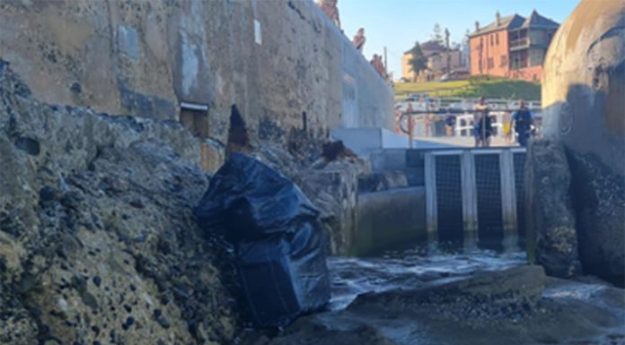 시드니와 뉴캐슬 사이 바다 속, 코카인 소포 A suspicious package containing 39 individually sealed packages was found at ocean baths in Newcastle, NSW. (NSW Police)