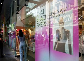 호주, 블랙 프라이데이 이후 매출 격감 ; 카페, 레스토랑 암울한 전망 Australians are increasingly spending more during Black Friday sales and less in the lead-up to Christmas. (Nine)