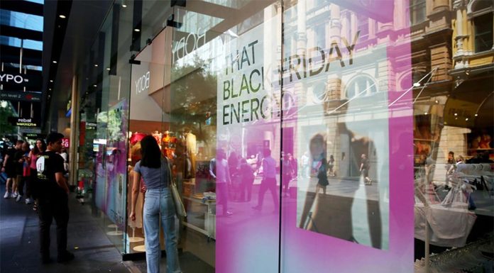 호주, 블랙 프라이데이 이후 매출 격감 ; 카페, 레스토랑 암울한 전망 Australians are increasingly spending more during Black Friday sales and less in the lead-up to Christmas. (Nine)