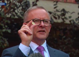 호주 내각 장관, 정부가 생계비 지원을 고려 중이라 밝혀 In May 2022 Albanese waved a $1 coin in Adelaide, declaring, It's not bad luck, but bad policy that wages aren't keeping up with the cost of living. (Nine)