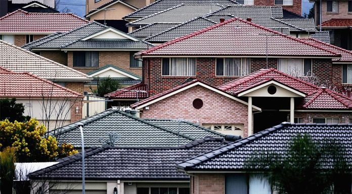 호주 주거비 부담, 주택 모기지 보유자들에 구제 희망 Interest rates could be cut as soon as August, some experts are now forecasting. (Getty)