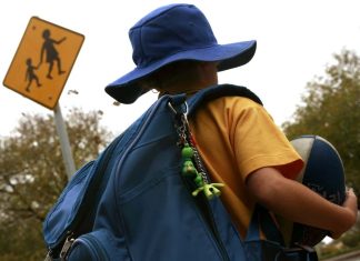 호주 학용품 교복 값 다 올랐는데… ‘스쿨 바우처’ 재개하라! Low-income families will struggle to afford back-to-school supplies, say social services. CREDITPAUL JONES