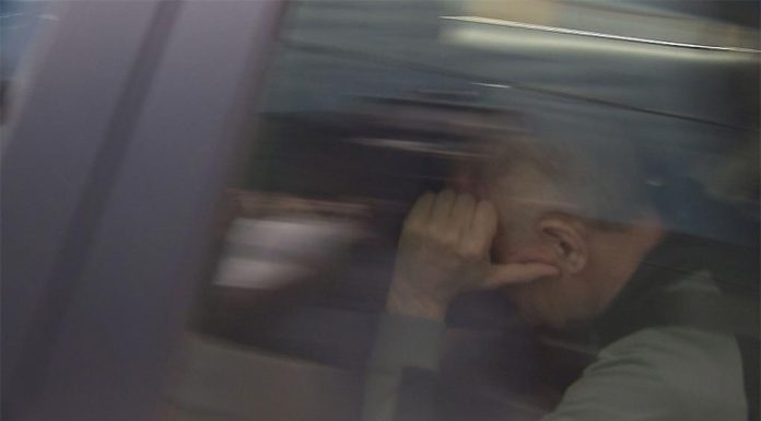 NSW 경찰, 워렌 맥코리스턴 1980년대 10대 소녀 납치 혐의로 기소 McCorriston will face Newcastle Local Court on March 13 as investigations continue. (9News)