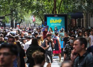 호주인의 미사용 기프트 카드 잔액이 14억 달러에 달해 People flock to Pitt Street Mall during Boxing Day sales in Sydney, Australia. (Getty)