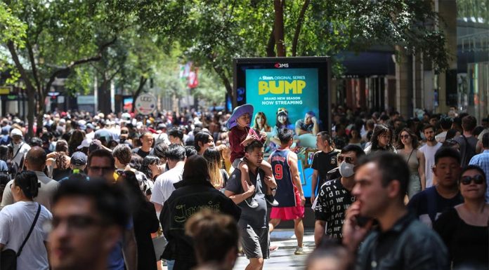 호주인의 미사용 기프트 카드 잔액이 14억 달러에 달해 People flock to Pitt Street Mall during Boxing Day sales in Sydney, Australia. (Getty)