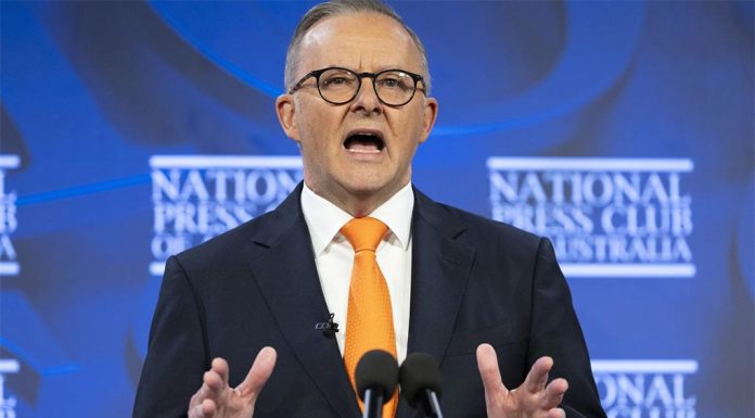 호주 야당, 정부의 3단계 감세 정책 지지 여부 고려 중 Prime Minister Anthony Albanese has defended his changes to the stage 3 tax cuts. (The Sydney Morning Herald)