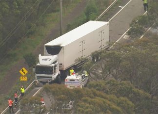 블루마운틴, 사고로 불타고 있는 차에서 아이를 빼낸 엄마 The Great Western Hwy is closed in both directions just west of Katoomba. (Nine)