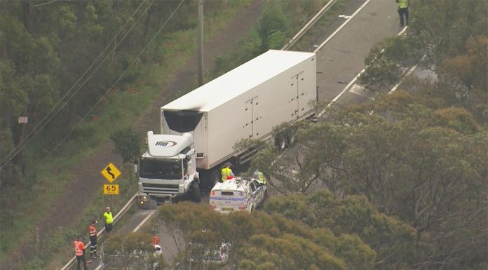 블루마운틴, 사고로 불타고 있는 차에서 아이를 빼낸 엄마 The Great Western Hwy is closed in both directions just west of Katoomba. (Nine)