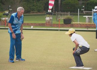 시드니, 시각장애인 Bowls 세계 챔피언들은 트레이닝 중 The bowlers use a sighted director who use the sound of their partner's voice to guide them. (9News)