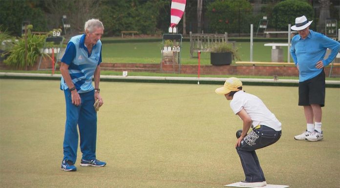 시드니, 시각장애인 Bowls 세계 챔피언들은 트레이닝 중 The bowlers use a sighted director who use the sound of their partner's voice to guide them. (9News)