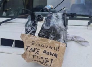 시드니 집주인, 팔레스타인 국기 게양 차량 폭탄 위협 The device and note was fixed to the Botany homeowner's car. (XSupplied)