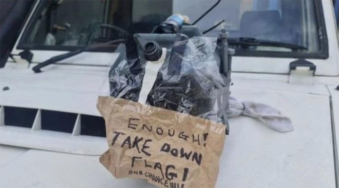 시드니 집주인, 팔레스타인 국기 게양 차량 폭탄 위협 The device and note was fixed to the Botany homeowner's car. (XSupplied)