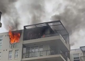 메도뱅크, 새해 첫날부터 집이 불에 타 The fire erupted at a Meadowbank unit. (9News)