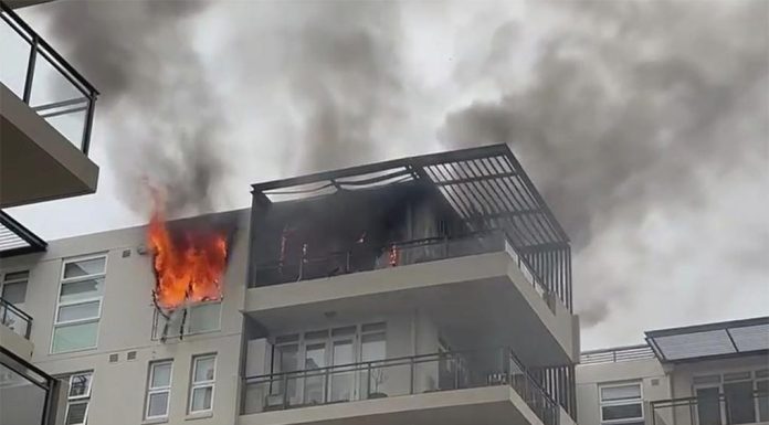 메도뱅크, 새해 첫날부터 집이 불에 타 The fire erupted at a Meadowbank unit. (9News)
