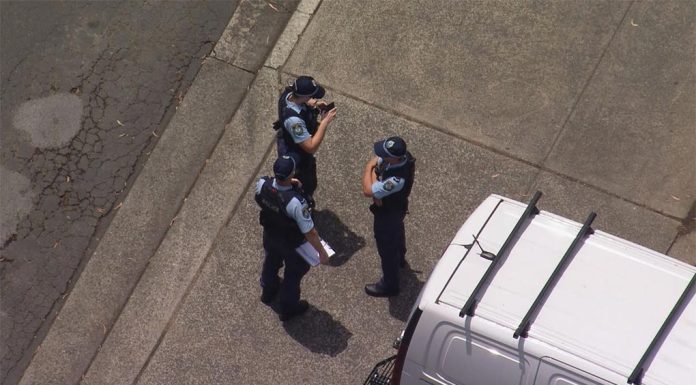 시드니 남부에서 남자가 지붕에서 떨어져 감전사 The man in his 20s was injured after falling from a roof at 11.40 am today, sending emergency services rushing to the scene at the Old Princes Highway in Engadine, in the Sutherland Shire. (Nine)