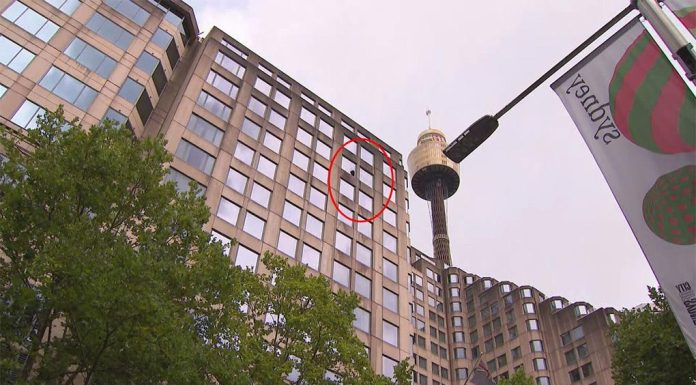 시드니 쉐라톤, 12층에서 무슨 일이? The man was staying on the 12th floor of the luxury hotel. (9News)