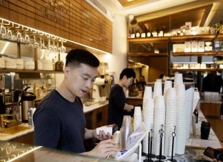 고용 시장의 둔화, 고용주 권력이 늘어날 것으로 예상 The power workers accrued when the unemployment rate hit multi-decade lows is expected to ease as the jobless rate grows. Picture NCA NewsWire Nikki Short