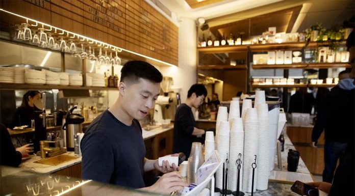 고용 시장의 둔화, 고용주 권력이 늘어날 것으로 예상 The power workers accrued when the unemployment rate hit multi-decade lows is expected to ease as the jobless rate grows. Picture NCA NewsWire Nikki Short