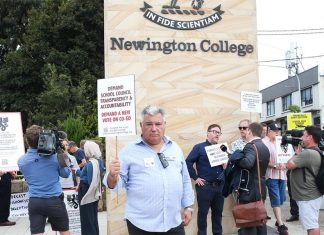 뉴잉턴 칼리지 ; 남녀 공학 전환을 결정에 대한 동문 반대 시위 The protest comes after the school council announced it would become fully co-ed by 2033. Picture NCA NewsWire Gaye Gerard