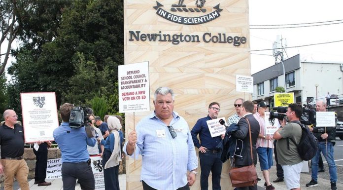 뉴잉턴 칼리지 ; 남녀 공학 전환을 결정에 대한 동문 반대 시위 The protest comes after the school council announced it would become fully co-ed by 2033. Picture NCA NewsWire Gaye Gerard