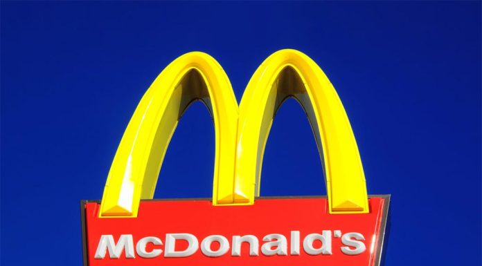 멜번 맥도날드 매장, 보안 문제로 현금 사용 자제 요구 The request for cashless payments is being made at McDonald's restaurants in Melbourne's east and south. (Getty)