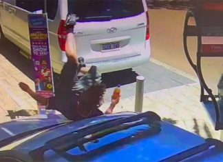 퍼스 10대 소년들, 인도를 걷다가 차에 치어 The silver Volkswagen Jett mounted the curb. (9News)