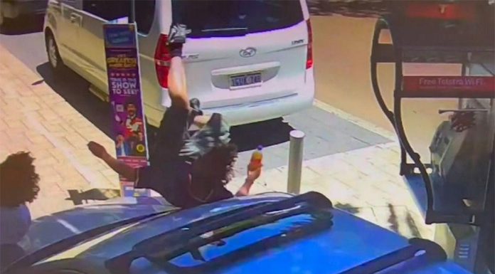퍼스 10대 소년들, 인도를 걷다가 차에 치어 The silver Volkswagen Jett mounted the curb. (9News)