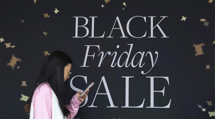 생활비 압박 속, 호주인들 블랙 프라이데이 때 더 소비 The success of Black Friday sales was boosted by Australians seeking cost-of-living relief. (THE AGE LUIS ENRIQUE ASCUI)