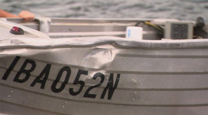 Australia day, 보트 충돌로 사망한 10대 소녀를 애도 The teenager was wearing a lifejacket at the time of the crash. (9News)