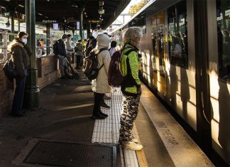 10대 소년, 시드니 기차에서 떨어져 머리에 부상 There were major delays for peak-hour commuters in Sydney this morning. (Louise Kennerley)