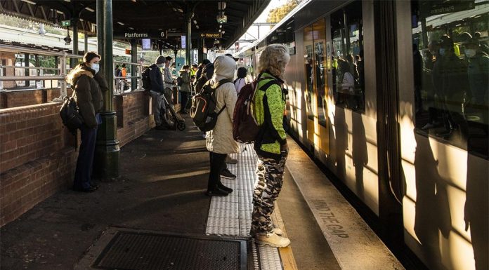 10대 소년, 시드니 기차에서 떨어져 머리에 부상 There were major delays for peak-hour commuters in Sydney this morning. (Louise Kennerley)