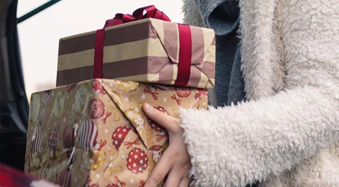 시드니 서부 남녀, 크리스마스 선물을 훔치다 잡혀 Two people have been charged after they allegedly stole presents across Sydney's west. (Getty)