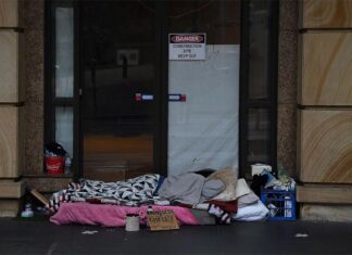 NSW 임대료 압박으로 전역에 노숙자 급증 A homeless person sleeps in Sydney's CBD. The number of homeless in the city's centre had actually begun to fall in recent years, but last year rose sharply by 147 people - up 6 per cent. (SMH Kate Geraghty)
