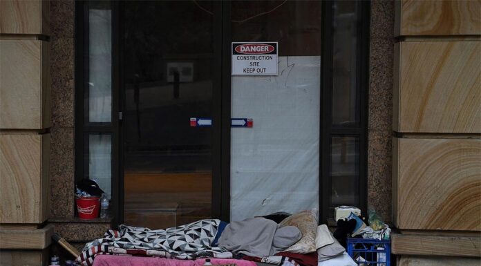 NSW 임대료 압박으로 전역에 노숙자 급증 A homeless person sleeps in Sydney's CBD. The number of homeless in the city's centre had actually begun to fall in recent years, but last year rose sharply by 147 people - up 6 per cent. (SMH Kate Geraghty)