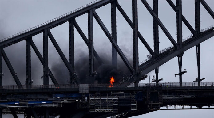 우버 운전사 폭행, 하버 브리지 화재 사고를 일으킨 남성, 감옥에서 풀려나 A plume of fire was seen on the Sydney Harbour Bridge on Monday morning after a car burst into flames when it crashed with another vehicle. (Getty)