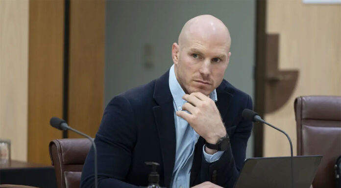 호주 연방 국회의원 65%이상 2개 부동산 소유 David Pocock during the Senate inquiry on Friday. Alex Ellinghausen