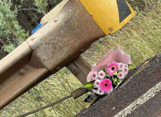 경찰, 콘서트 여행 중 사망한 테일러 스위프트 ‘슈퍼 팬’을 위해 헌화 Dubbo police officers layed flowers after a girl was killed on the way to Taylor Swift concert. (NSW Police Force )