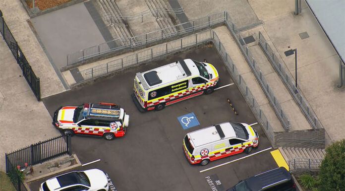 시드니 허스트빌, 화학물질 유출로 30명의 학생, 교사들 피해 FRNSW sent 10 firefighters and five trucks to the scene, as well as a hazardous materials specialist team. (Nine)