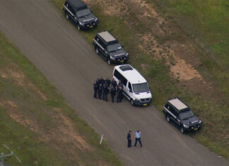 현직 NSW 경찰, 반 자동권총으로 동성 커플 살해 Human remains linked to the investigation were found at a property in Bungonia at 1pm, about 20 minutes away from where police had previously established a crime scene. (Nine)