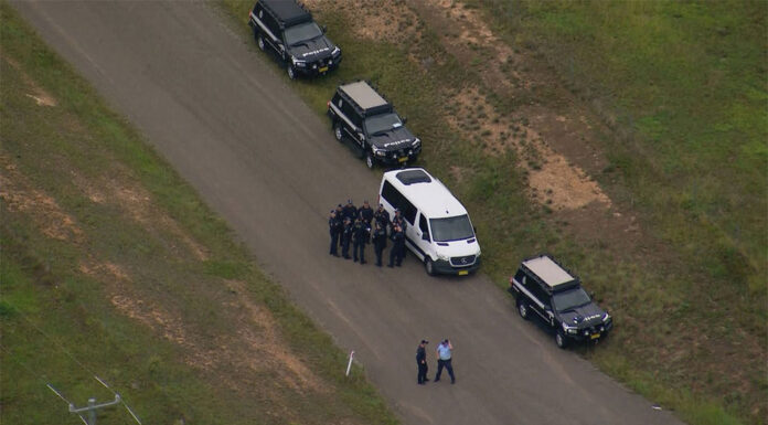 현직 NSW 경찰, 반 자동권총으로 동성 커플 살해 Human remains linked to the investigation were found at a property in Bungonia at 1pm, about 20 minutes away from where police had previously established a crime scene. (Nine)