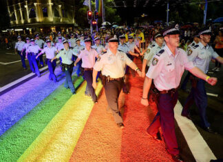 NSW 경찰 유니폼 착용하지 않고 시드니 마디 그라(Mardi Gras) 행사 참여 NSW Police take part in the 35th Sydney Mardi Gras parade on Oxford Street on March 2, 2013.(AAP ImageTracey Nearmy) (AAP)