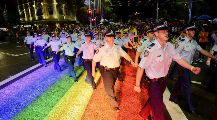 NSW 경찰 유니폼 착용하지 않고 시드니 마디 그라(Mardi Gras) 행사 참여 NSW Police take part in the 35th Sydney Mardi Gras parade on Oxford Street on March 2, 2013.(AAP ImageTracey Nearmy) (AAP)