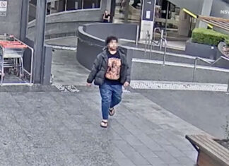 시드니 블랙타운, 슈퍼마켓 직원 중상 입힌 남성 수배 중 Police released CCTV footage on Monday, February 19, 2024, of a man wanted over an alleged assault in a Blacktown supermarket the previous day. (NSW Police)