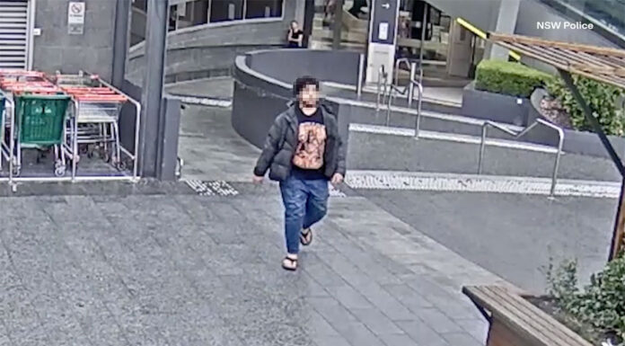 시드니 블랙타운, 슈퍼마켓 직원 중상 입힌 남성 수배 중 Police released CCTV footage on Monday, February 19, 2024, of a man wanted over an alleged assault in a Blacktown supermarket the previous day. (NSW Police)