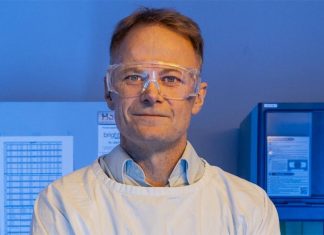 올해 호주인, 뇌암 완치에 도전 Richard Scolyer The melanoma doctor takes a risky gamble to cure his brain tumor