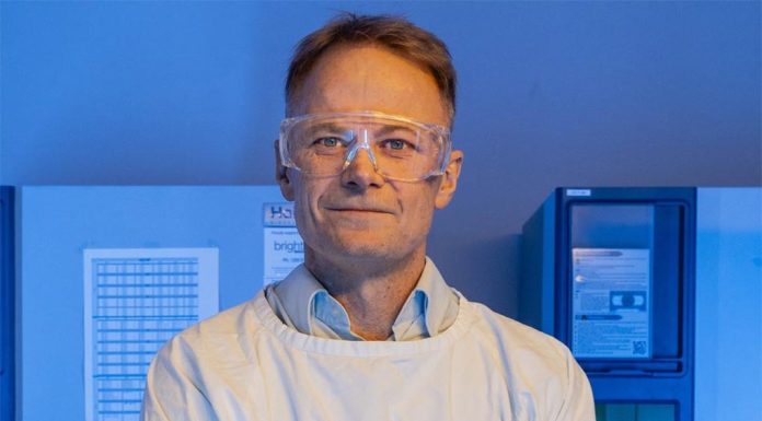 올해 호주인, 뇌암 완치에 도전 Richard Scolyer The melanoma doctor takes a risky gamble to cure his brain tumor