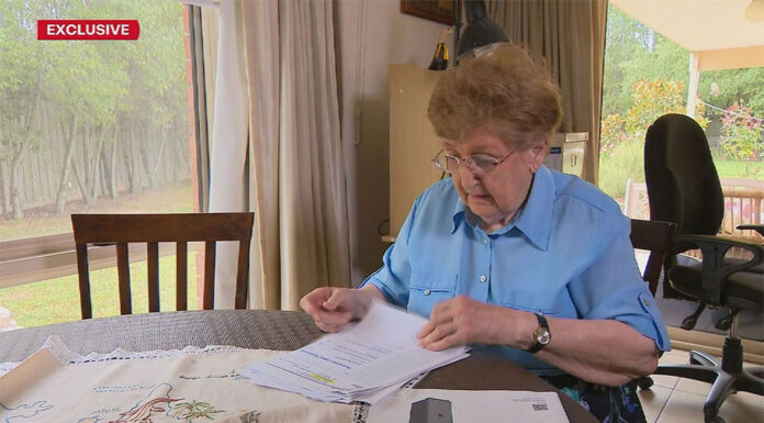 멜번 연금 수령자 NBN 설치 실패 후, 6,000달러 청구서 직면 Victorian pensioner Joan was disconnected from her internet and landline for weeks. (9News)