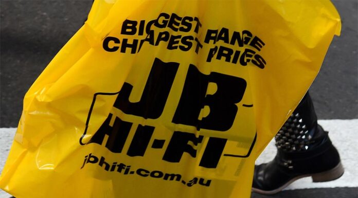 JB Hi-Fi 이익, 거의 20% 가량 감소 While profits and revenue fell, the retailer's share price jumped early on Monday.