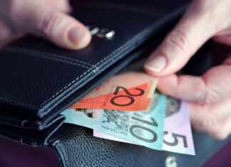 호주 젊은이들 생활비 경색으로 가장 큰 타격입어 Adult woman female hand pulling out Australian money from a leather wallet. (Getty ImagesiStockphoto)